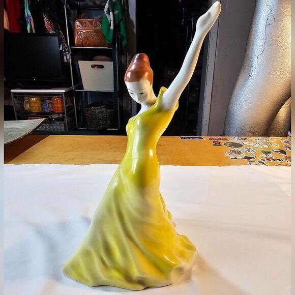 Vintage Romanian Yellow Dancing Lady Porcelain Figurine - Picture 3 of 10
